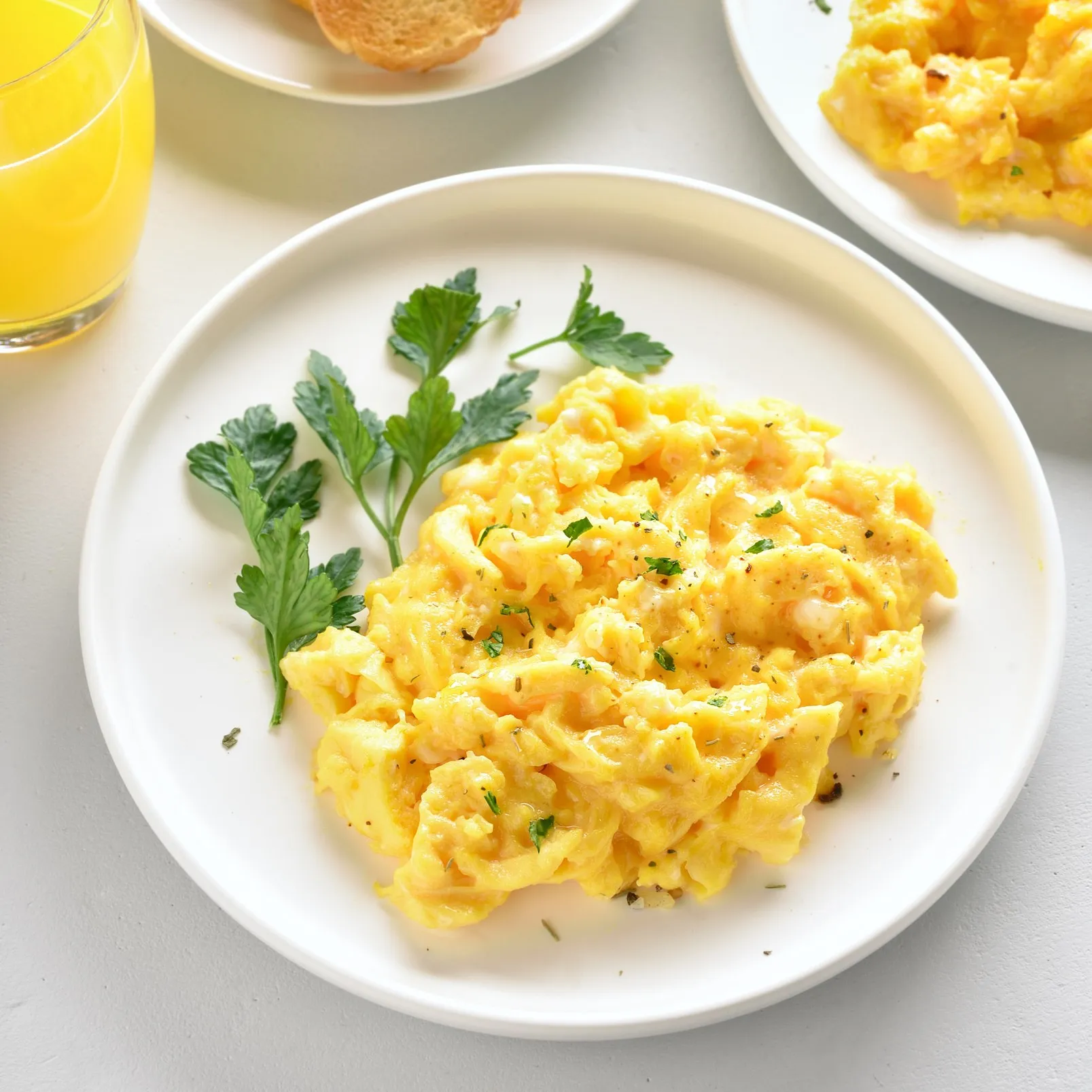Plato de huevos revueltos con perejil