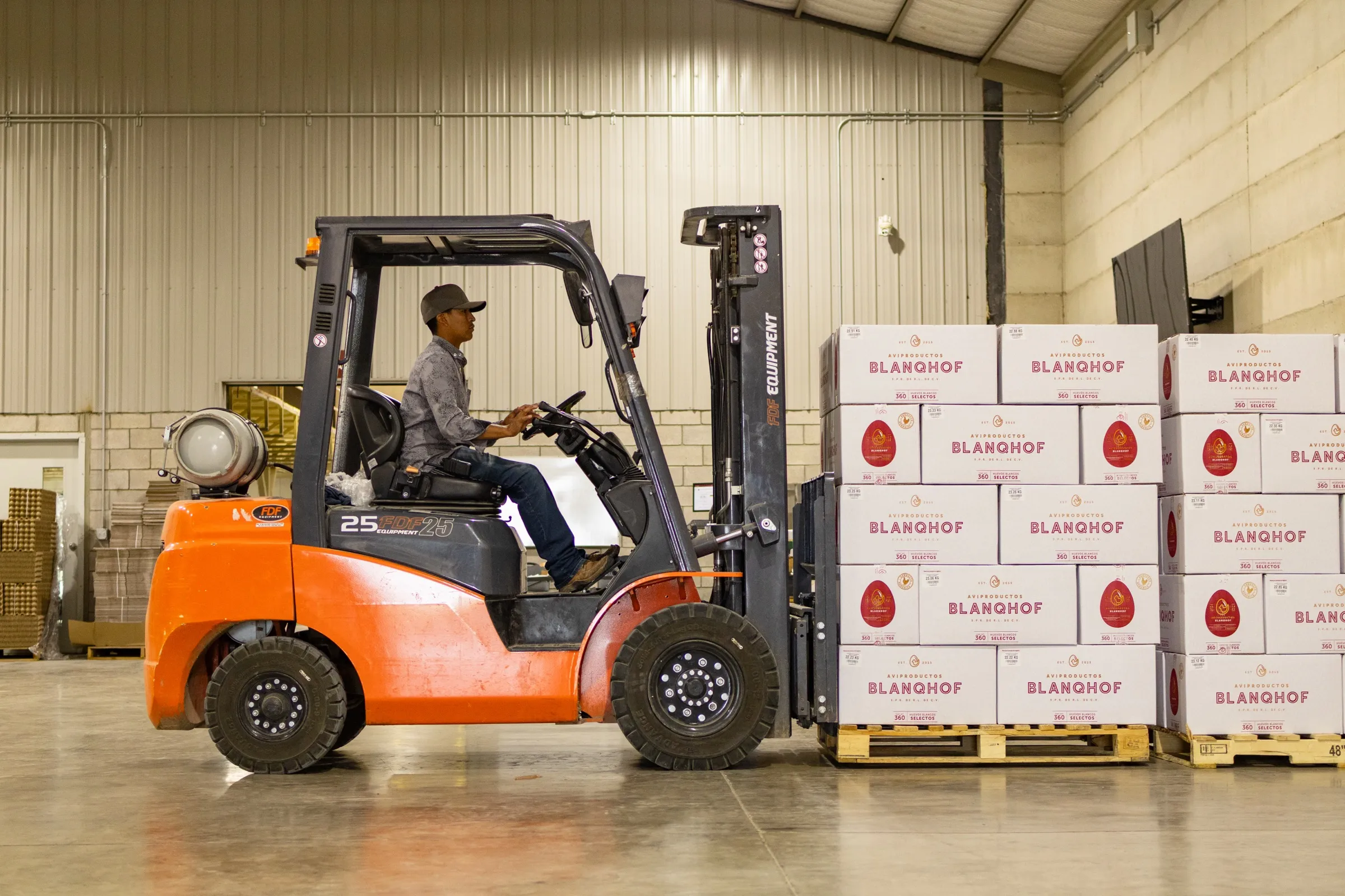 Montacargas moviendo cajas Blanqhof en la bodega