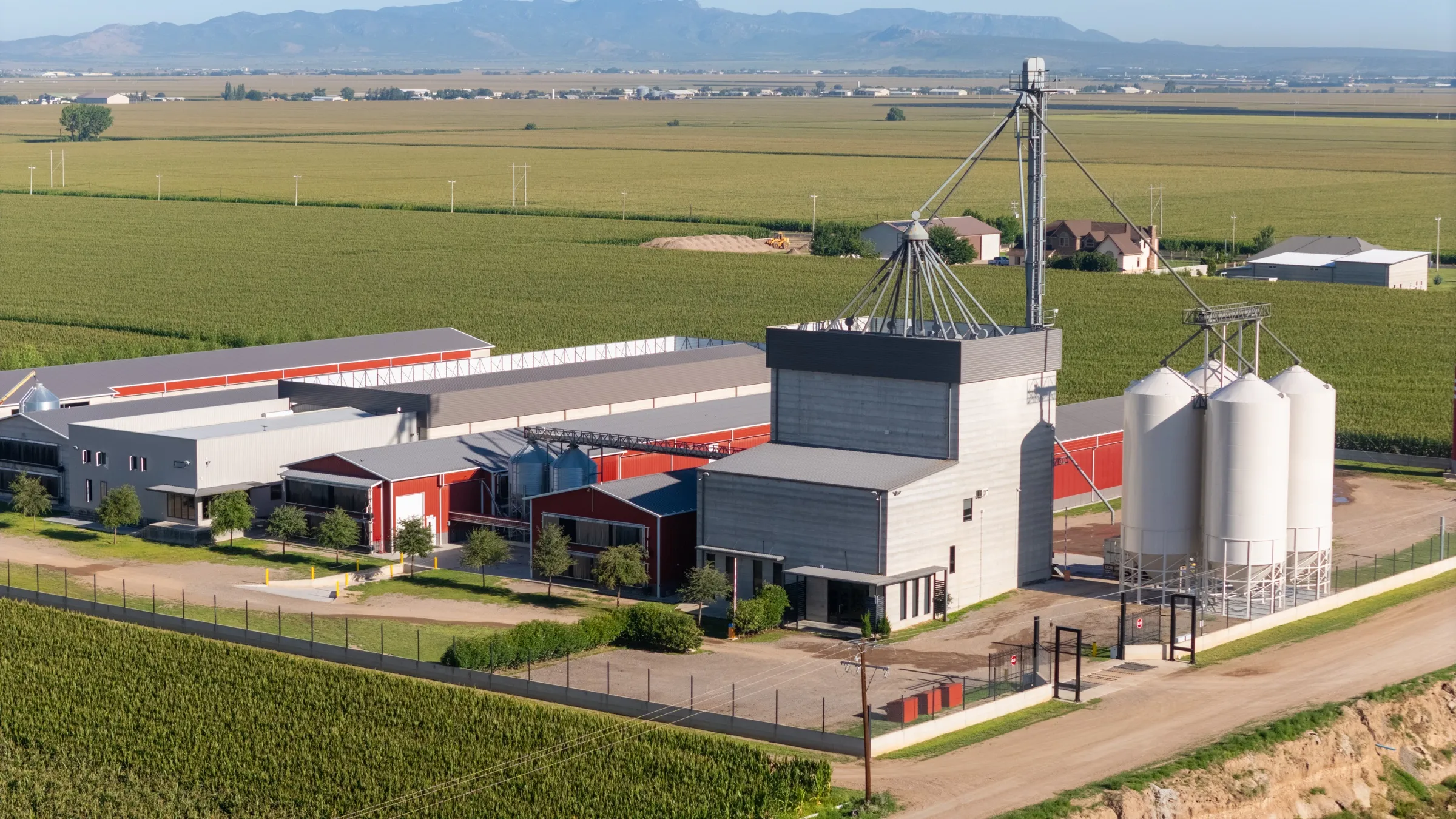 Vista aérea de la planta Blanqhof entre campos de cultivo